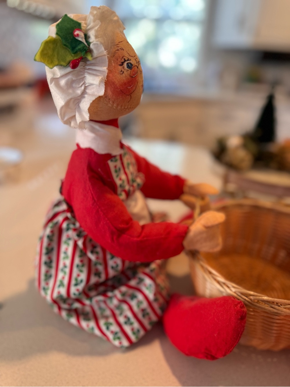Vintage Annalee Mobilitee 11” Santa & Mrs Claus Basket Centerpiece Set 1971 - Picture 11 of 12